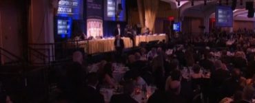 Trump cena corresponsales